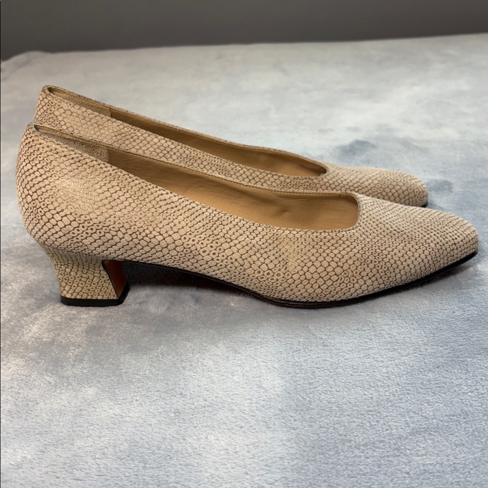 Salvatore Ferragamo Textured Pumps - Picture 9 of 12
